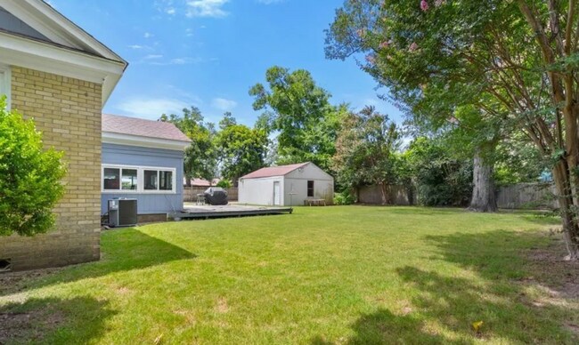 Building Photo - 1413 Augusta Ave