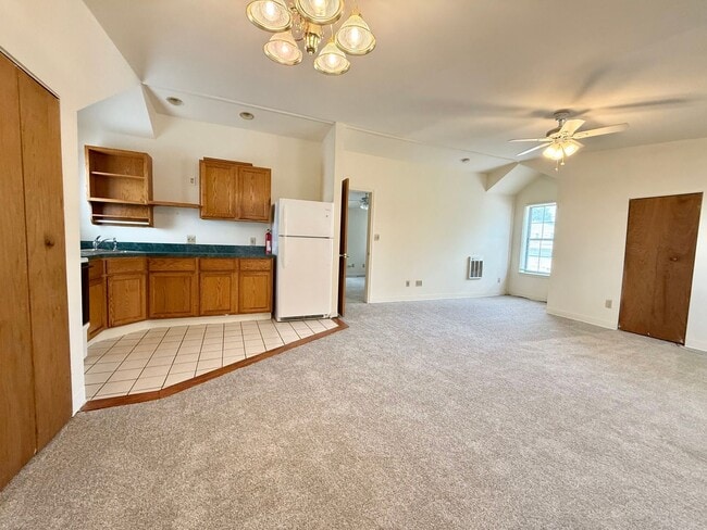 Building Photo - Spacious 1-Bedroom Apartment with Private ...