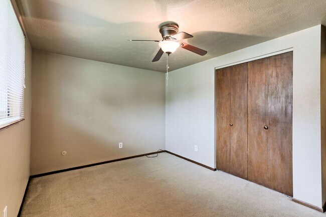 Building Photo - 2 Bedroom Ranch in Loveland with finished ...
