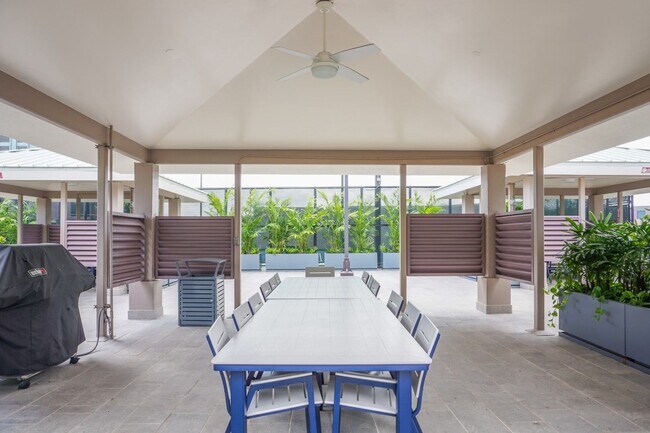 Building Photo - Luxurious 2 bed/2bath/2 parking Fully Furnished in One Waterfront Towers