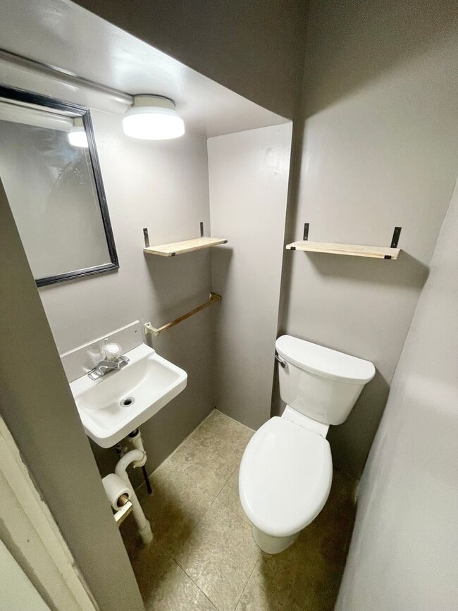 Building Photo - 20 Latham Ct