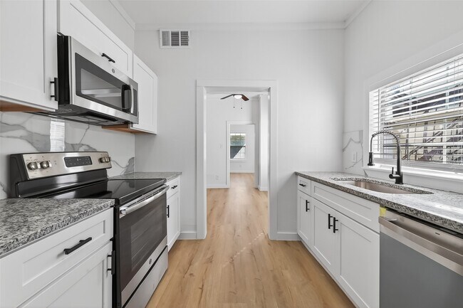 Building Photo - 2202 Hutchins St