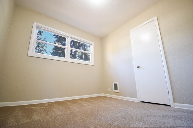 Building Photo - 3 Bedroom 1Bath House, Quiet neighborhood with park across the street