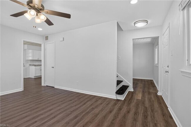 Building Photo - 3044 Camelot Blvd