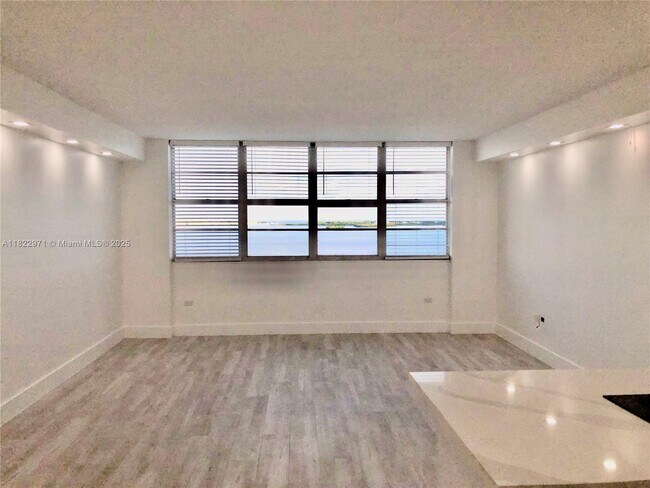 Building Photo - 905 Brickell Bay Dr