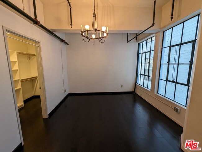 Building Photo - 746 S Los Angeles St