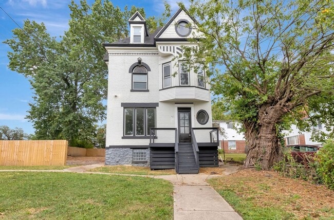 Building Photo - Spacious Newly Renovated 5-Bedroom Home wi...