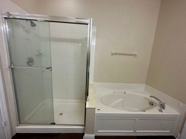 Building Photo - 2211 Pine Oaks Tr