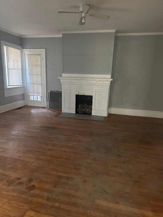 Building Photo - Huge 3 bedroom 2 bath private on a corner lot