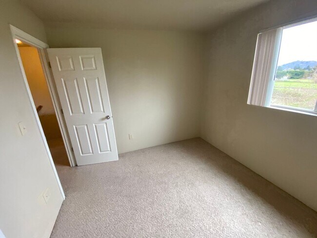 Building Photo - large 3 Bedroom 2.5 Bath Springfield duplex