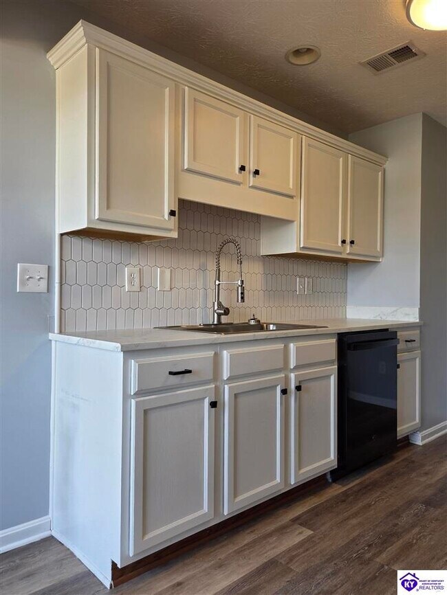 Building Photo - 153 Twin Lakes Dr