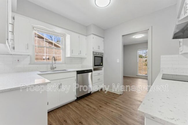 Building Photo - 4924 Roxbury Dr