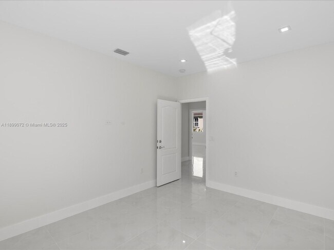 Building Photo - 21227 NE 31st Pl