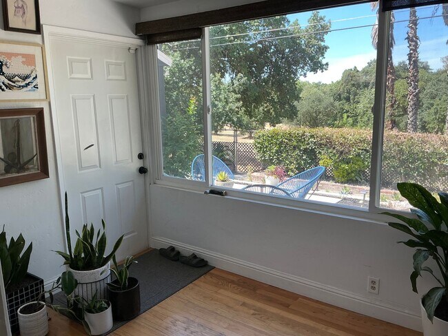 Building Photo - Charming 2 Bedroom Home with Studio/Office...