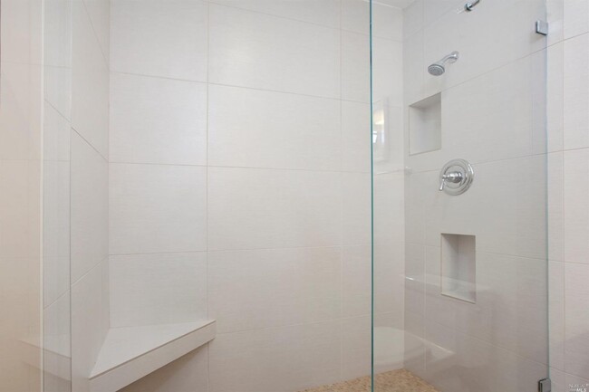 Building Photo - Updated and Bright 2 Bedroom Condo with Wr...