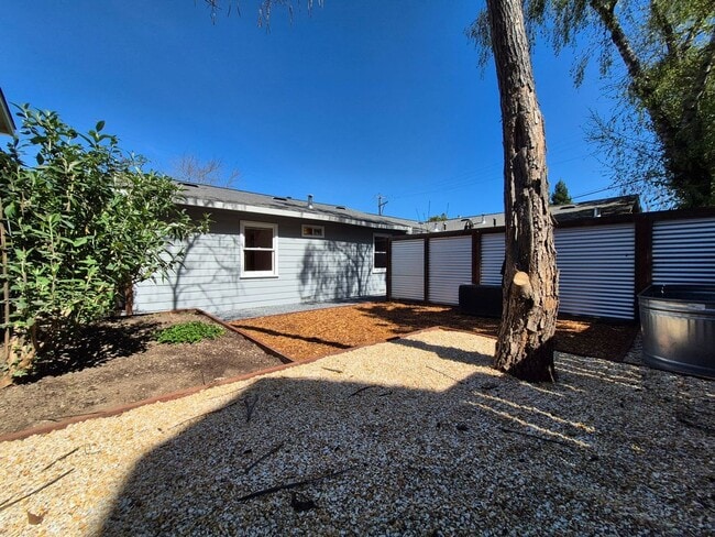 Building Photo - 2 Bedroom for Rent