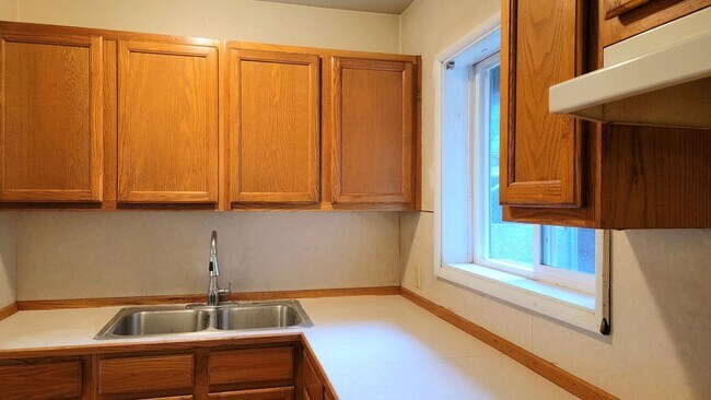 Building Photo - Freshly renovated, bright, and spacious, o...