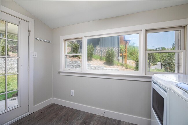 Building Photo - Fantastic 1930s Cottage - Renovated Top to...