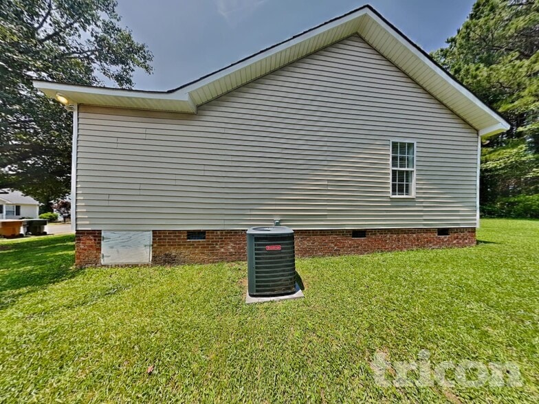 Building Photo - 2112 McKinnon Dr
