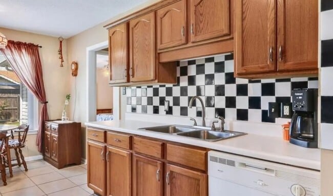 Building Photo - Charming 3 Bed / 2 Bath Home with Split Fl...