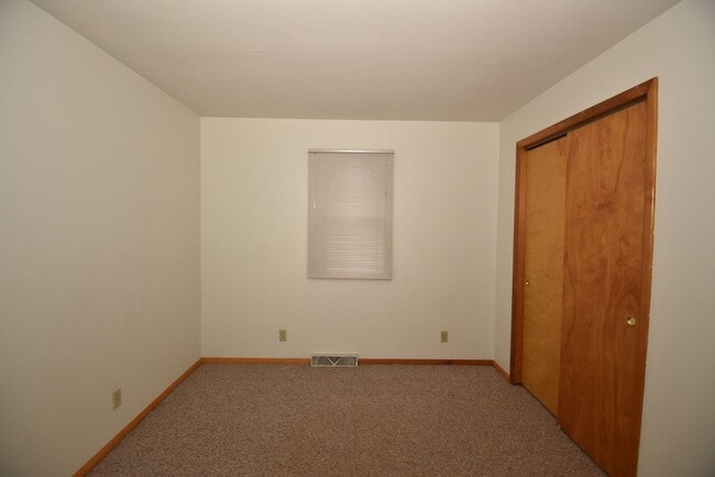 Building Photo - Mishawaka- 3 bedroom Country living near the Main Street Shopping and Edison Lakes business distr...