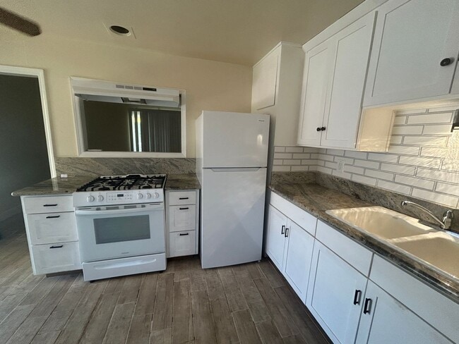 Building Photo - Updated charm and space in this 2 bedroom ...