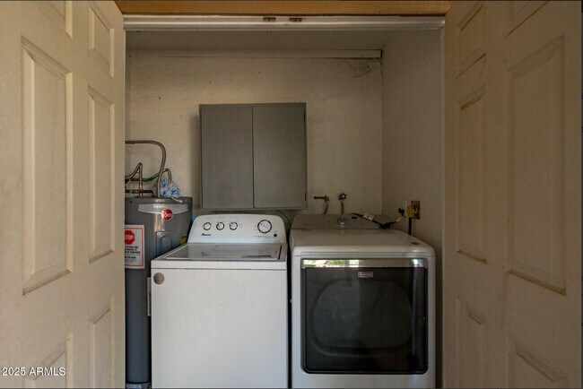 Building Photo - 555 N May