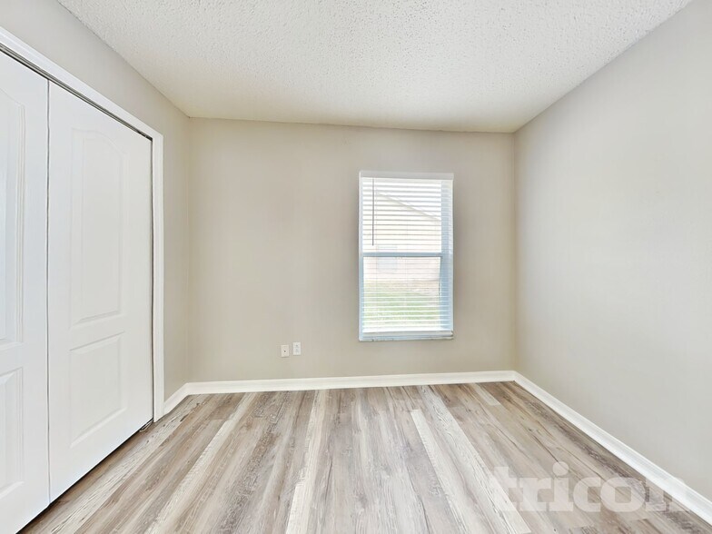 Building Photo - 233 Lakeway Ln