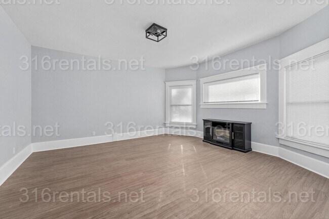 Building Photo - $850 - 1 bed 1 bath - Beautiful newly renovated Multi-family home located in Delano