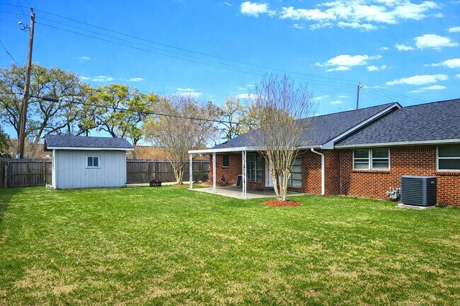 Building Photo - 802 James Ave