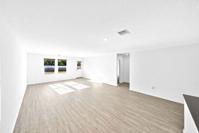 Building Photo - Charming 3-Bedroom Haven with 2 Full Baths