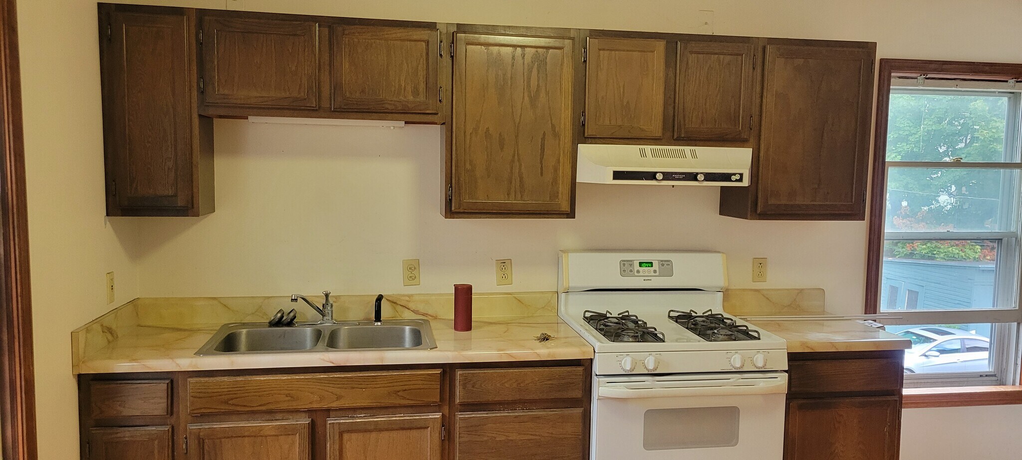 Kitchen area - 481 Meigs St