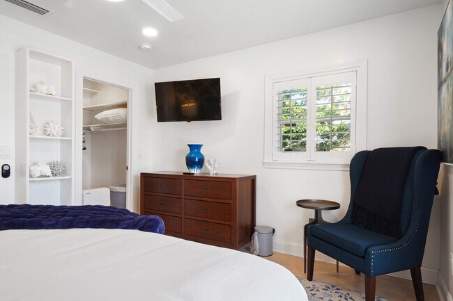 Building Photo - 1804 Pass a Grille Way