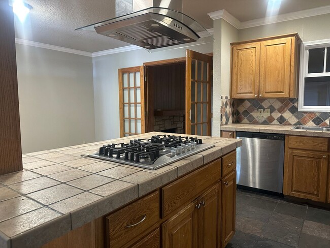 Building Photo - 5 Bed/ 3 Bath