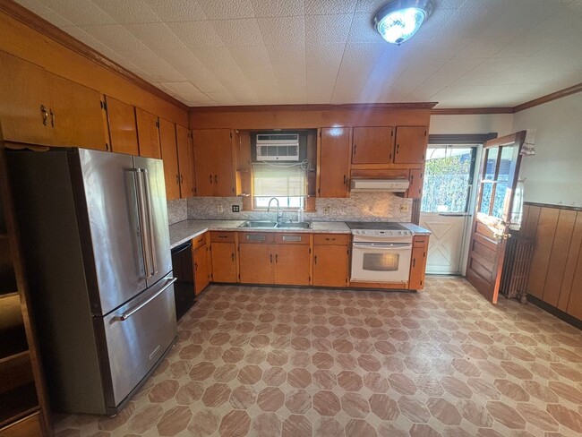 Building Photo - 10 Town Hill Ave