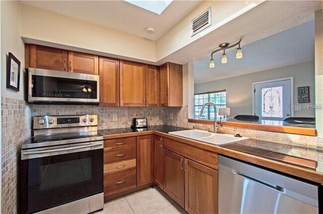 Building Photo - 540 Lindley Terrace