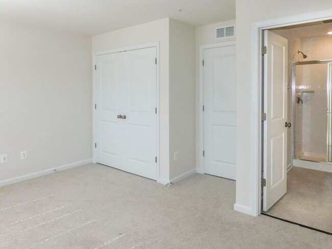 Building Photo - Pet Friendly 3 Story Inner Townhouse with ...