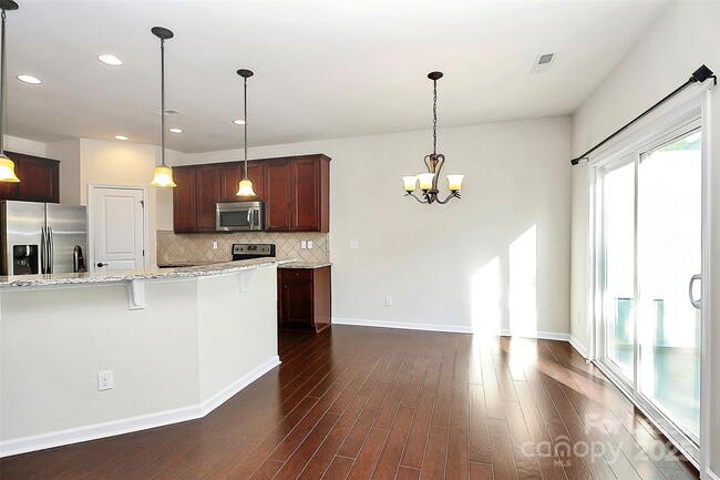 Building Photo - 2559 Royal York Ave