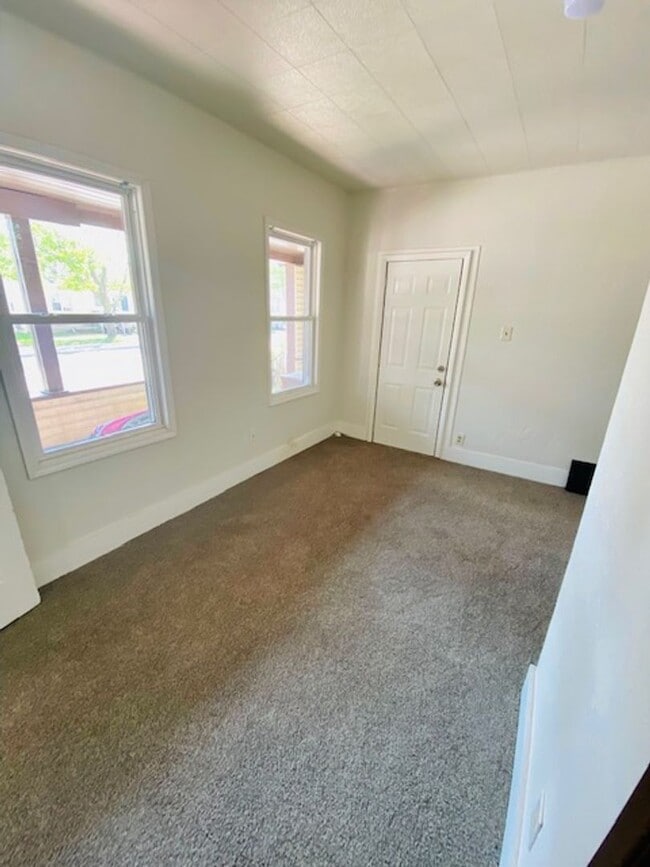 Building Photo - 1237 E Walnut St