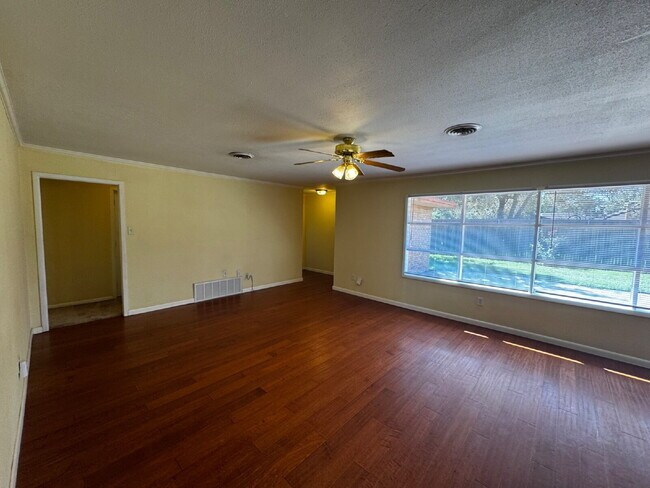 Building Photo - Stunning home located near Frank Higginbot...