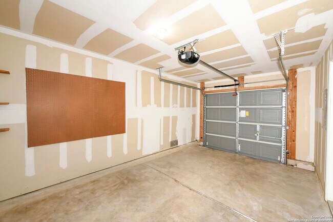 Building Photo - 16134 Branching Oaks