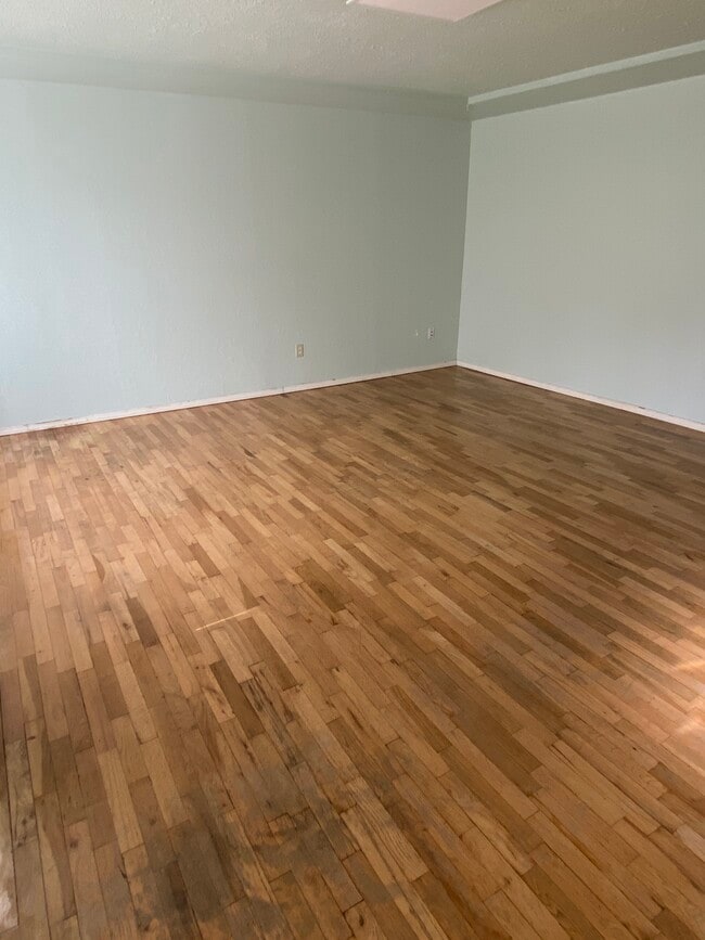 Building Photo - 4813 S Pine St