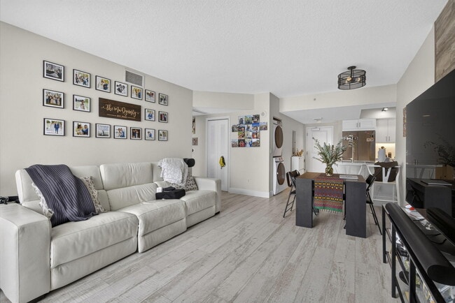 Building Photo - 403 S Sapodilla Ave
