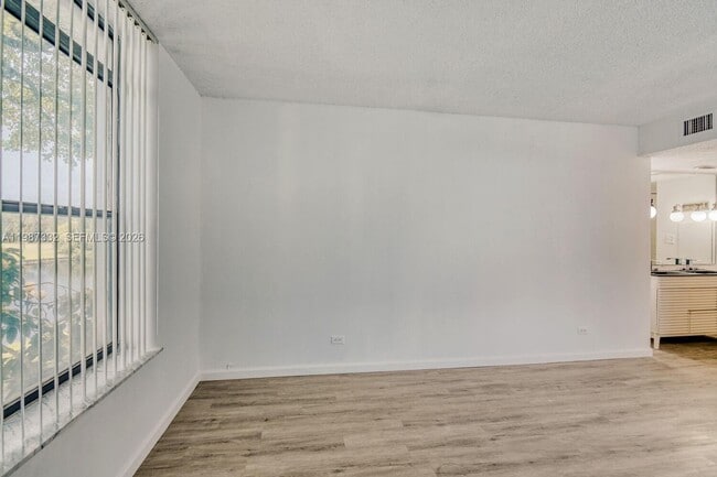 Building Photo - 3760 Inverrary Dr