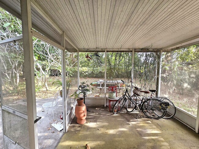 Building Photo - Lake Pasadena - Charming 2 Bedroom Home with Spacious Yard