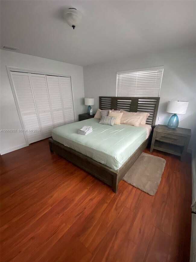 Building Photo - 1740 NE 56th St