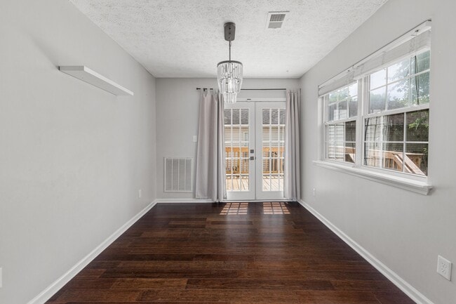Building Photo - 364 Forest Hill Dr