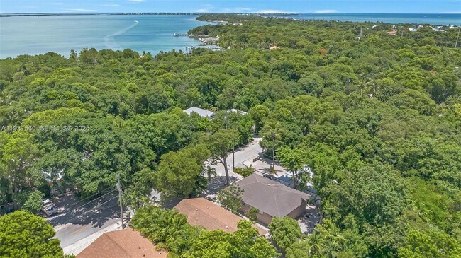 Building Photo - 139 N Bay Harbor Dr