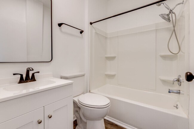 Building Photo - AVAILABLE NOW - Beautiful 3 Bedroom Home w...