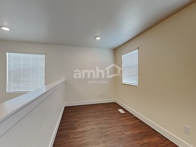 Building Photo - 1113 Moorside Ave